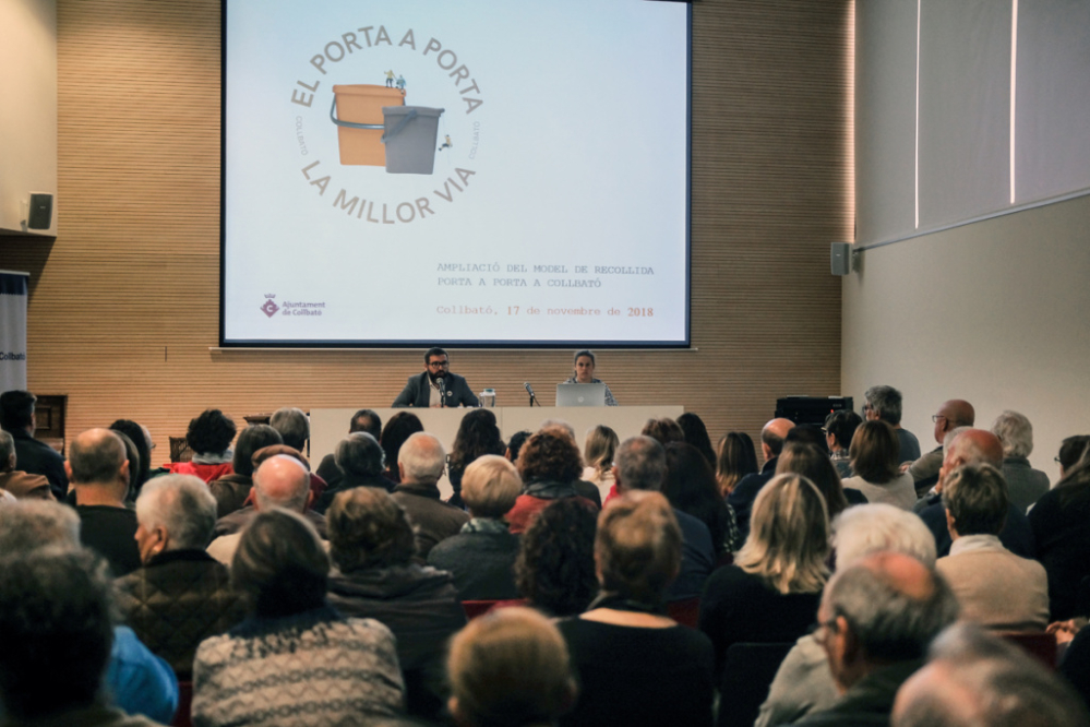 La sala d'actes del Casal de Cultura es va omplir en la primera xerrada sobre el nou model Porta a Porta