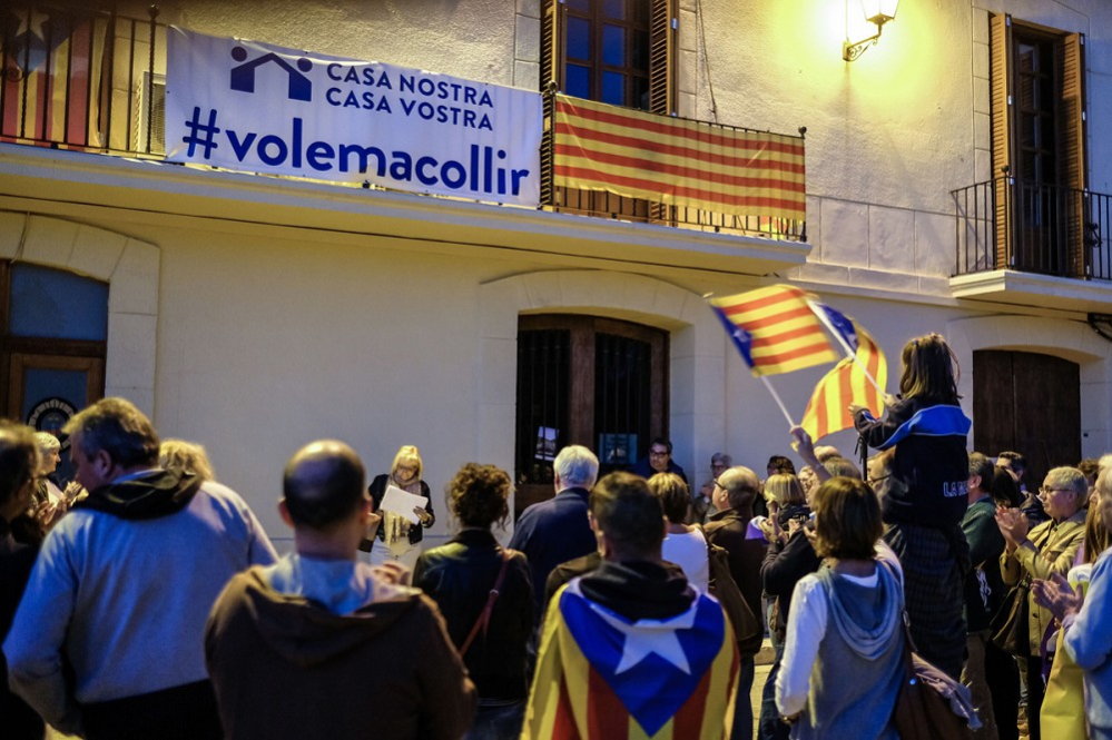 Concentració davant l'Ajuntament de Collbató