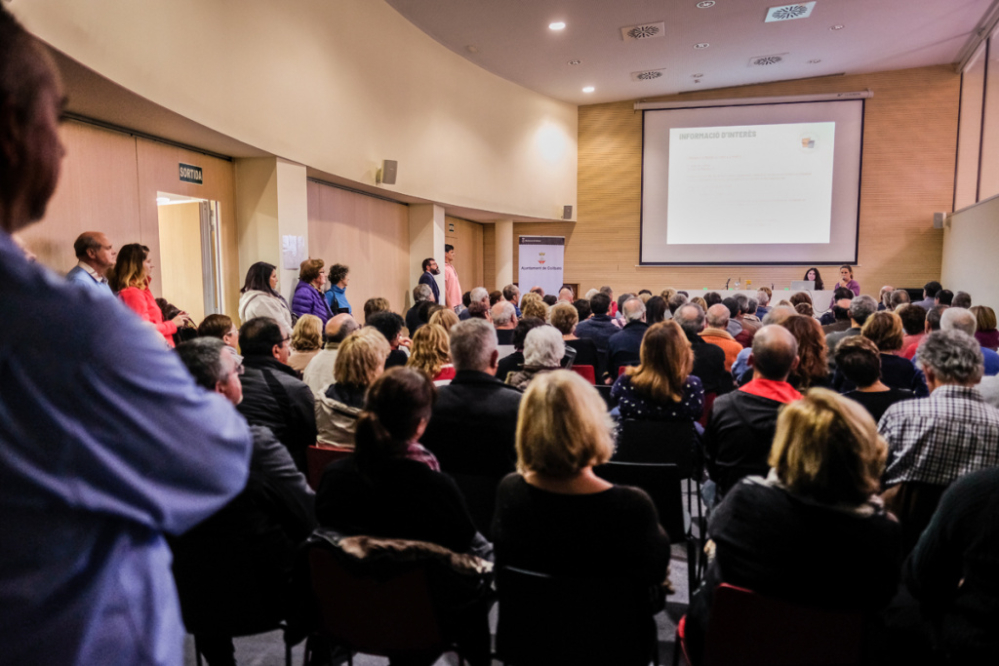 La segona xerrada informativa sobre el nou sistema de recollida Porta a Porta va tornar a omplir el Casal de Cultura
