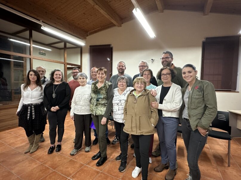 Fotografia dels membres del Ple amb l’Associació de Dones