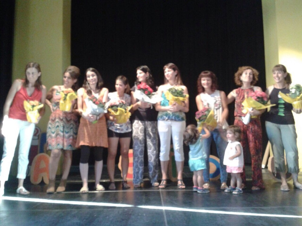 Entrega del regal als mestres de l'escola