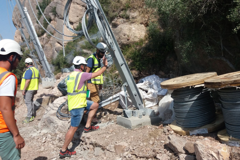 Treballs de contenció als accessos a les Coves de Montserrat