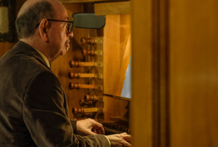 Bernat Bailbé, a l'orgue de l'església de Sant Corneli