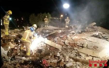 Tasques de desenrunament, aquesta matinada. Foto: Bombers