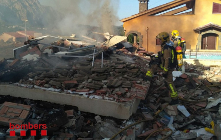 Tasques de desenrunament, ahir a la tarda. Foto: Bombers