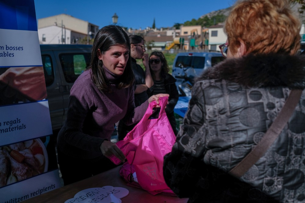 Segon dia de lliurament de bosses reutilitzables i actuacions al Mercat per conscienciar sobre la reducció de residus