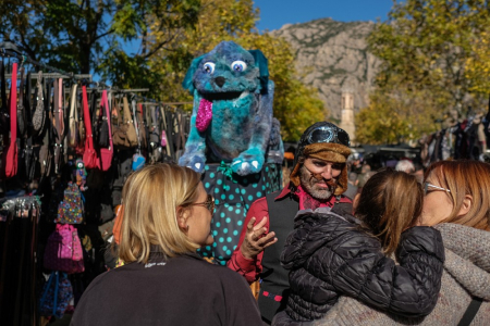 Segon dia de lliurament de bosses reutilitzables i actuacions al Mercat per conscienciar sobre la reducció de residus