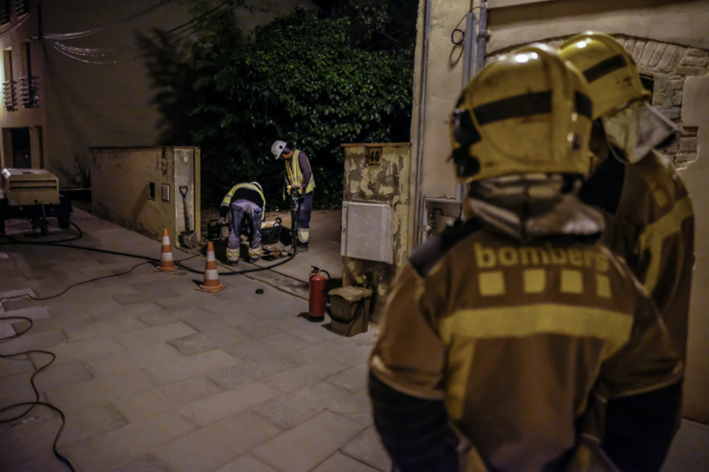 Els operaris del gas, realitzant les cales al terra del número 40 del carrer de la Font del Còdol