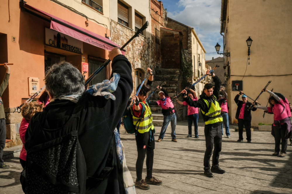 Estiraments en la caminada de la gent gran a Collbató