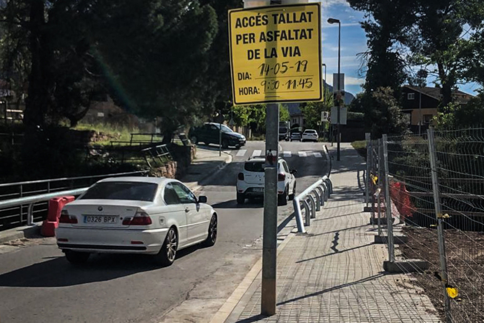Obres d'asfaltat del Pont de Can Dalmases.