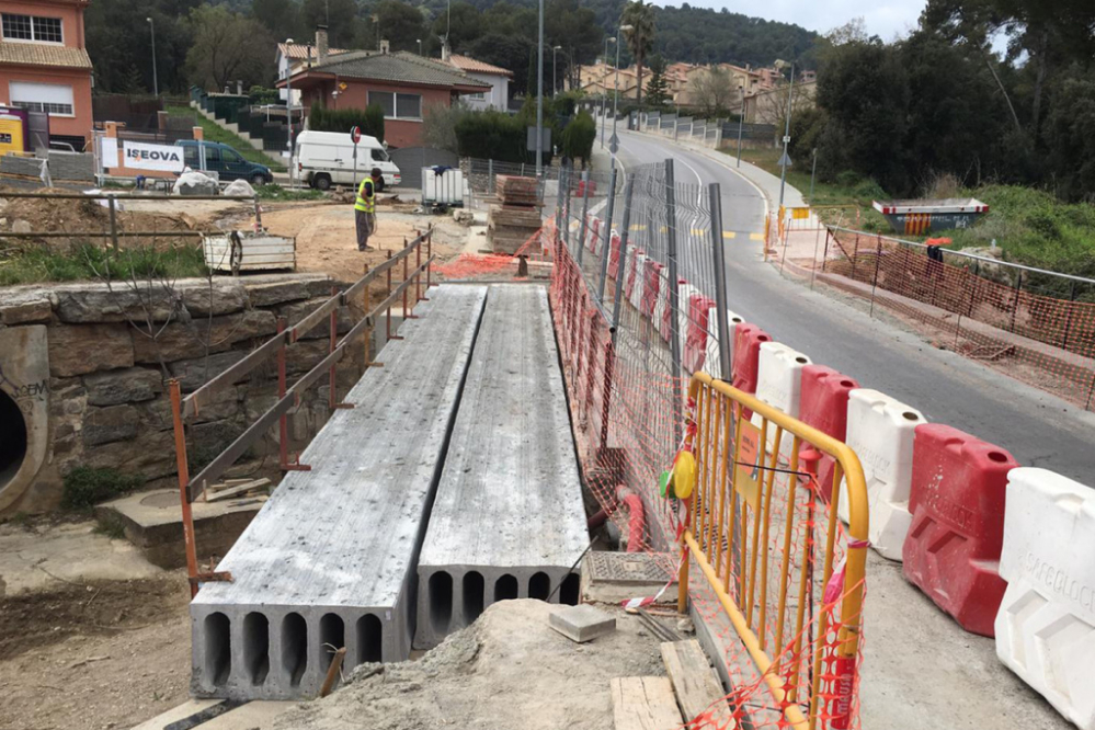 Les plaques alveolars, instal·lades al Pont de Can Dalmases