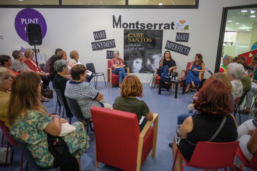 Un moment del Club de Lectura amb la Care Santos