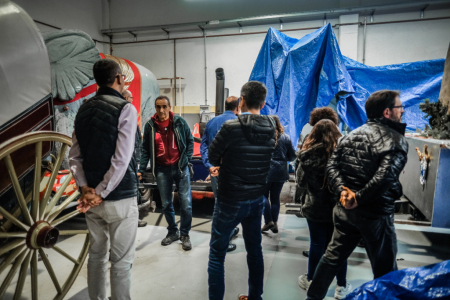 Els participants van visitar la nau on hi han emmagatzemades les carrosses de la Cavalcada