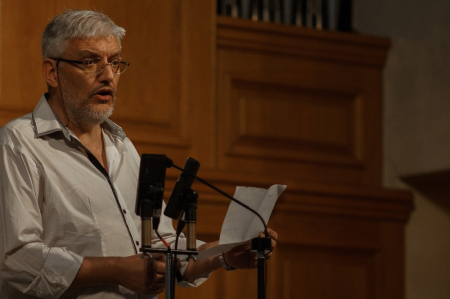Carles Sagarra, introduint la interpretació de la seva obra