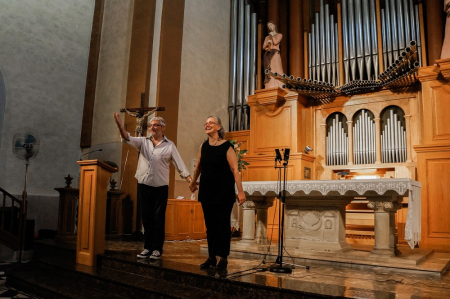 Carles Sagarra i Mercè Sanchis donen les gràcies als assistents