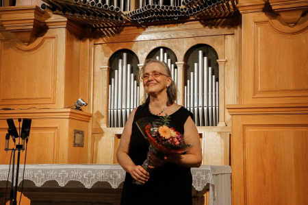 Mercè Sanchis rep una gran ovació després de la interpretació de "Tocata i fuga en re menor", de J. S. Bach