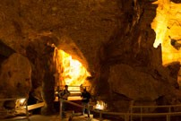 Interior de les Coves del Salnitre