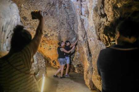 Filmació del reportatge de TVE a les Coves de Montserrat