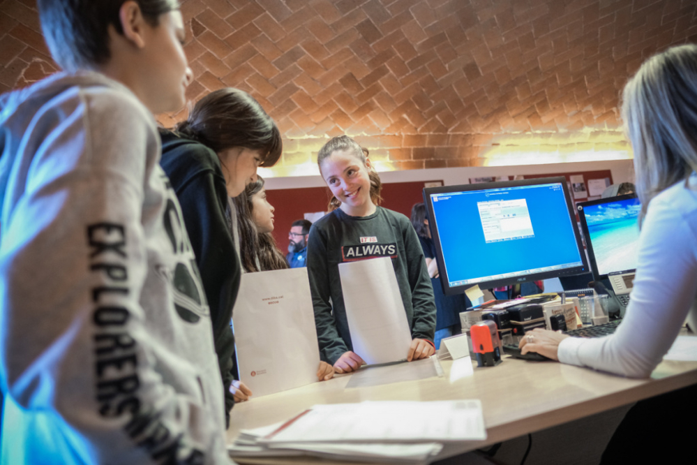 Alumnes de l'Escola La Salut, formalitzant la inscripció en el registre de la seva cooperativa.