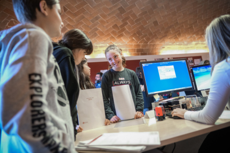 Alumnes de l'Escola La Salut, formalitzant la inscripció en el registre de la seva cooperativa.