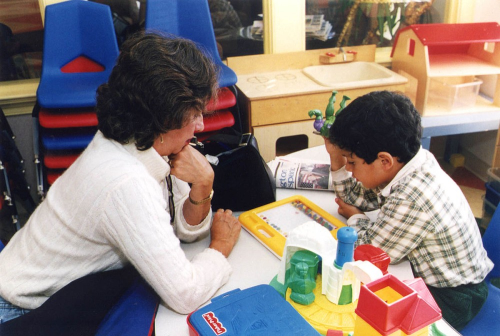 Educadora amb estudiant, a classe.