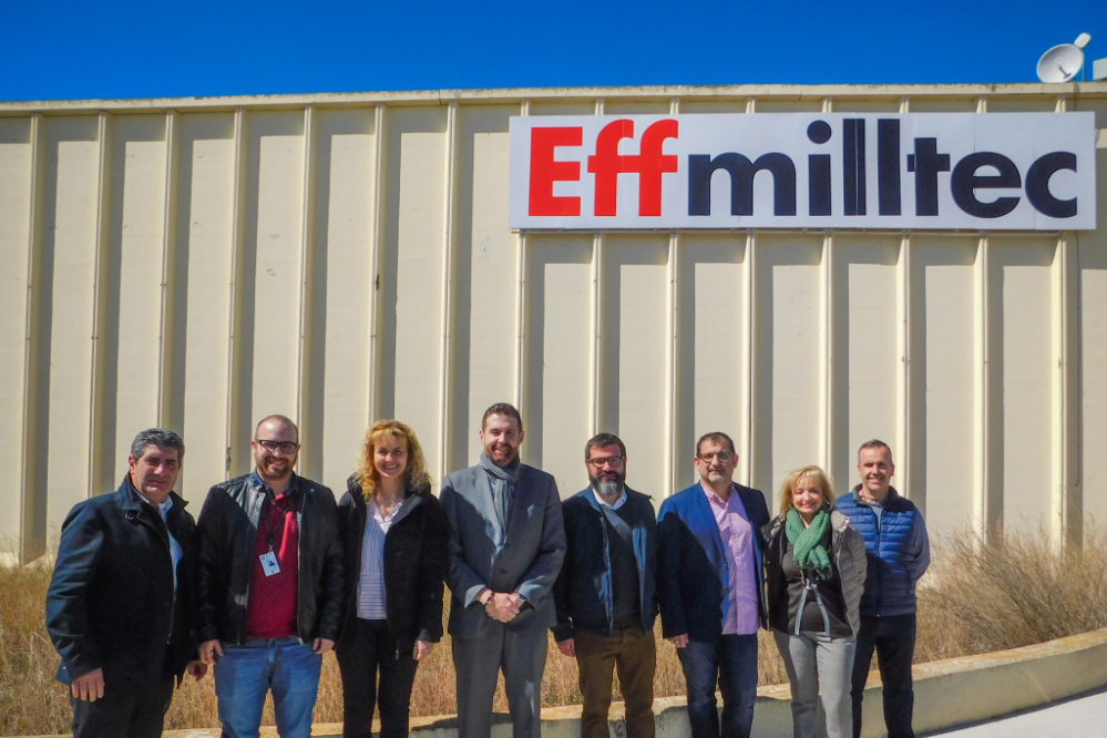 Fotografia de grup, davant la factoria de Effmilltech a Collbató