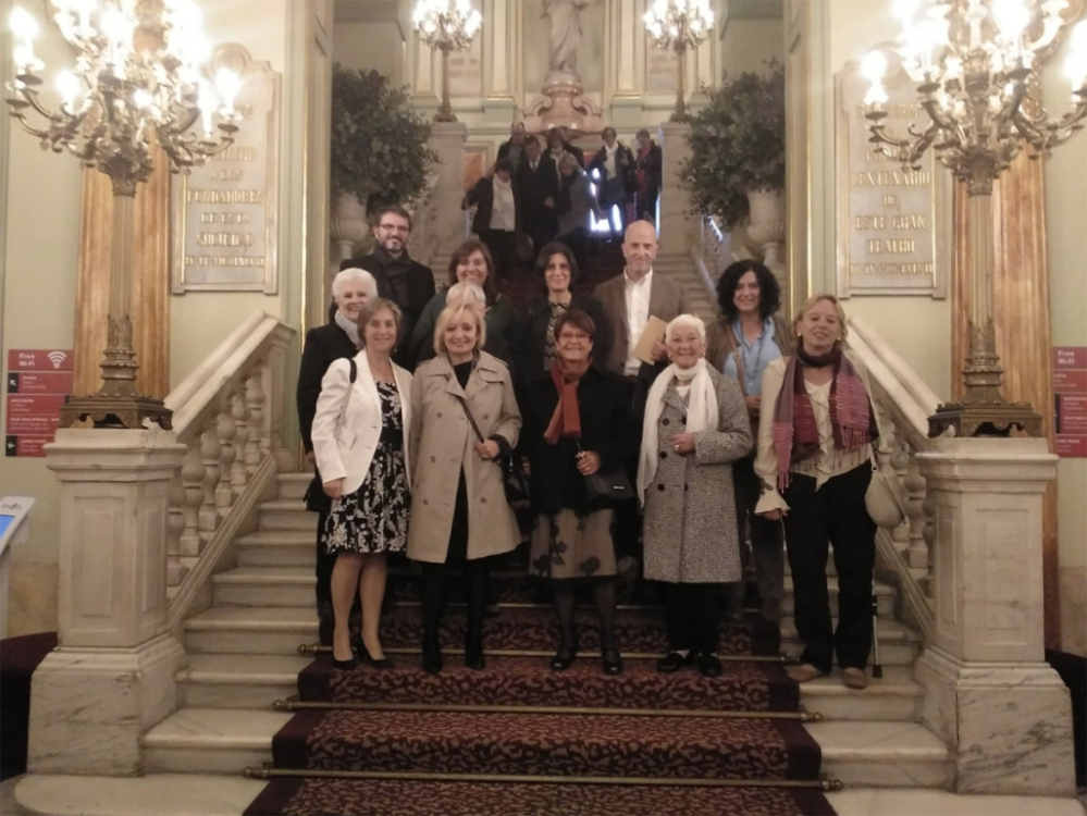 Els assistents a La Gioconda, a les escales del Liceu
