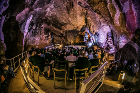 El festival Gong, a les Coves de Montserrat.