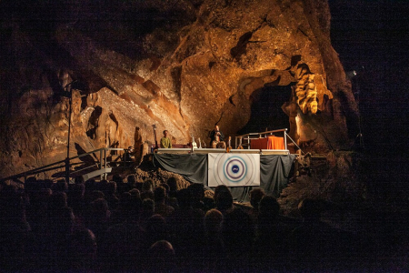 Actuació de Nello Chiuminatto a les Coves