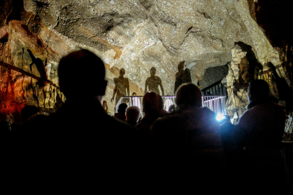 performance amb música, llum i dansa, a les Coves de Montserrat