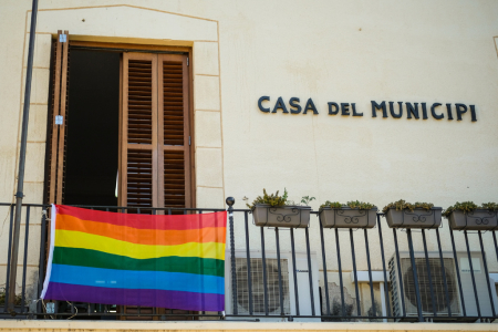 La bandera de l'Arc de Sant Martí, a la balconada de l'Ajuntament.