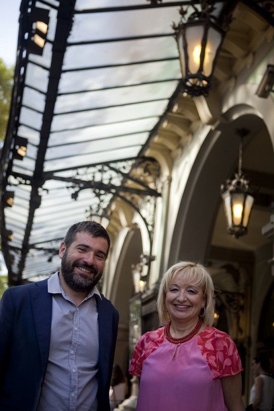 Miquel Solà i Maria Teresa Casanovas, davant del Gran Teatre del Liceu