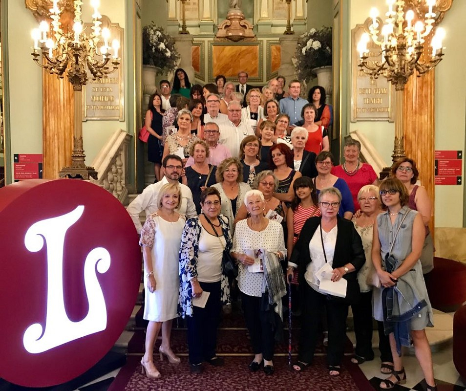 Els espectadors de Collbató, a punt d'accedir a la platea del Liceu