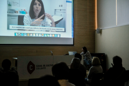 La conferència va tenir lloc a la Sala d'Actes del Casal de Cultura