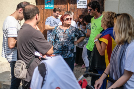 Ana Maria Surra, diputada del Congrés dels Diputats, parlant amb la gent.