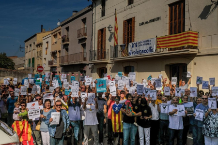 Encartellada pels presos polítics, a les 11 hores, davant de l'Ajuntament