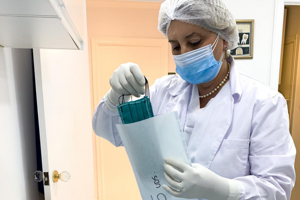L'Ajuntament coordina la confecció de mascaretes per als centres sanitaris mitjançant voluntariat. Fotografia de Robin Hat.