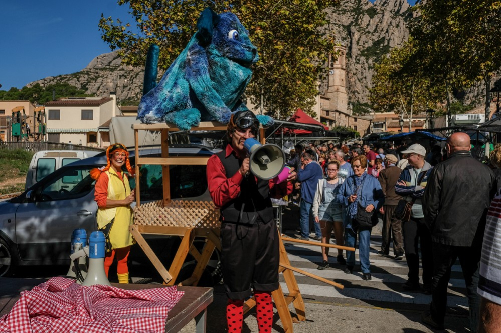 Segon dia de lliurament de bosses reutilitzables i actuacions al Mercat per conscienciar sobre la reducció de residus