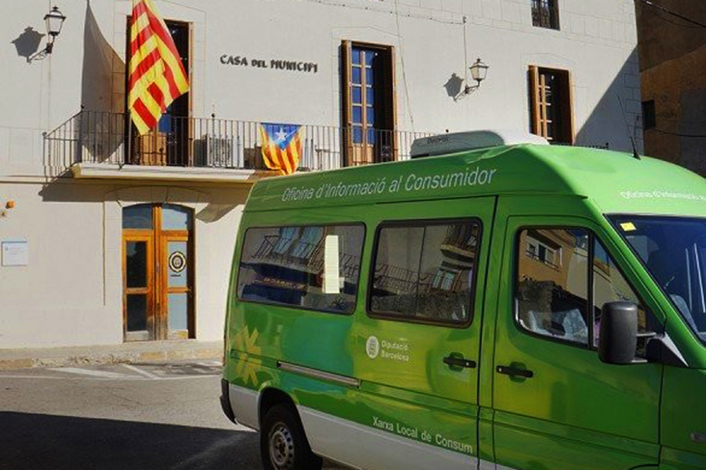 L'Oficina Mòbil d'Informació al Consumidor, davant de l'Ajuntament