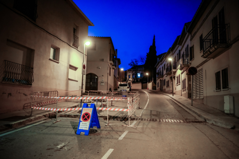 Obres de milora a l'entorn de la reixa del carrer Muntanya