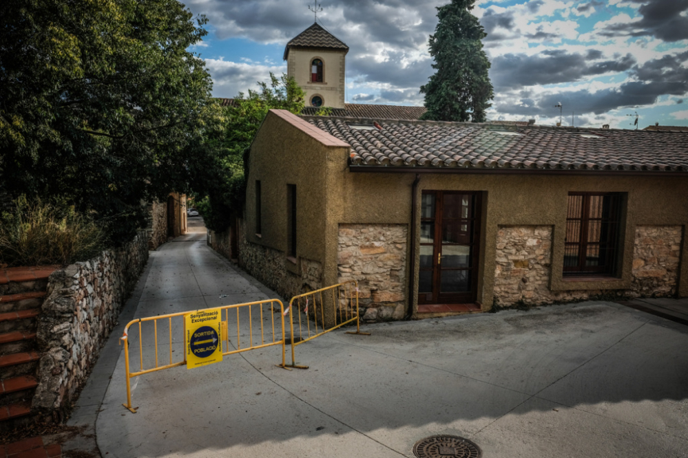 El carrer Amadeu Vives, a l’altura de la Sala Portals, tancat per obres de consolidació estructural de l’Ajuntament