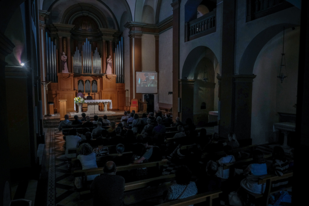 Vista panoràmica de l'església durant el concert.