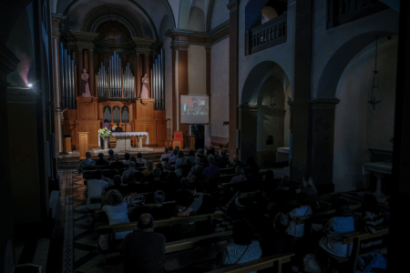 Vista panoràmica de l'església durant el concert.