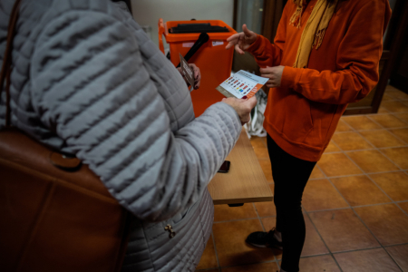 Lliurament de kits i informació, a la Sala Portals