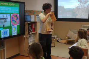 Alumnes de l'escola Mansuet col·laboren en la creació de caixes niu