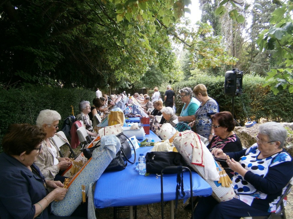 Grup de puntaires, als jardins de Can Rogent.