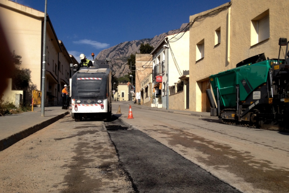 Obres de reasfaltat de la rasa al carrer Muntanya