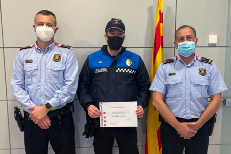 Felicitació pública dels Mossos d'Esquadra a un vigilant municipal de Collbató