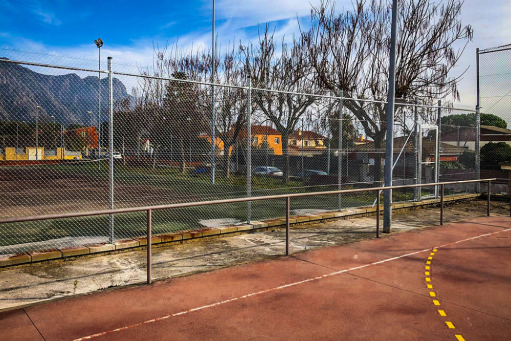 La nova reixa a la zona esportiva de Can Dalmases