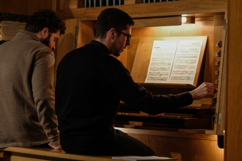 Robert Ramírez, interpretant clàssics a l'església de Sant Corneli